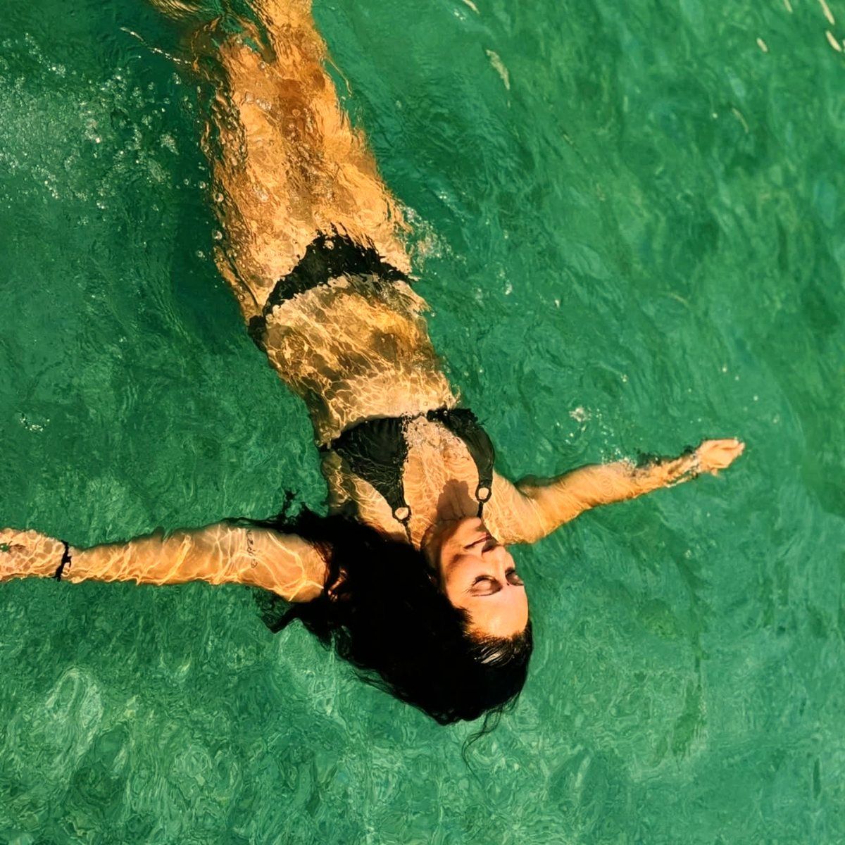 Schwerelos im klaren Wasser treibend – Sinnbild für Flow und Hingabe